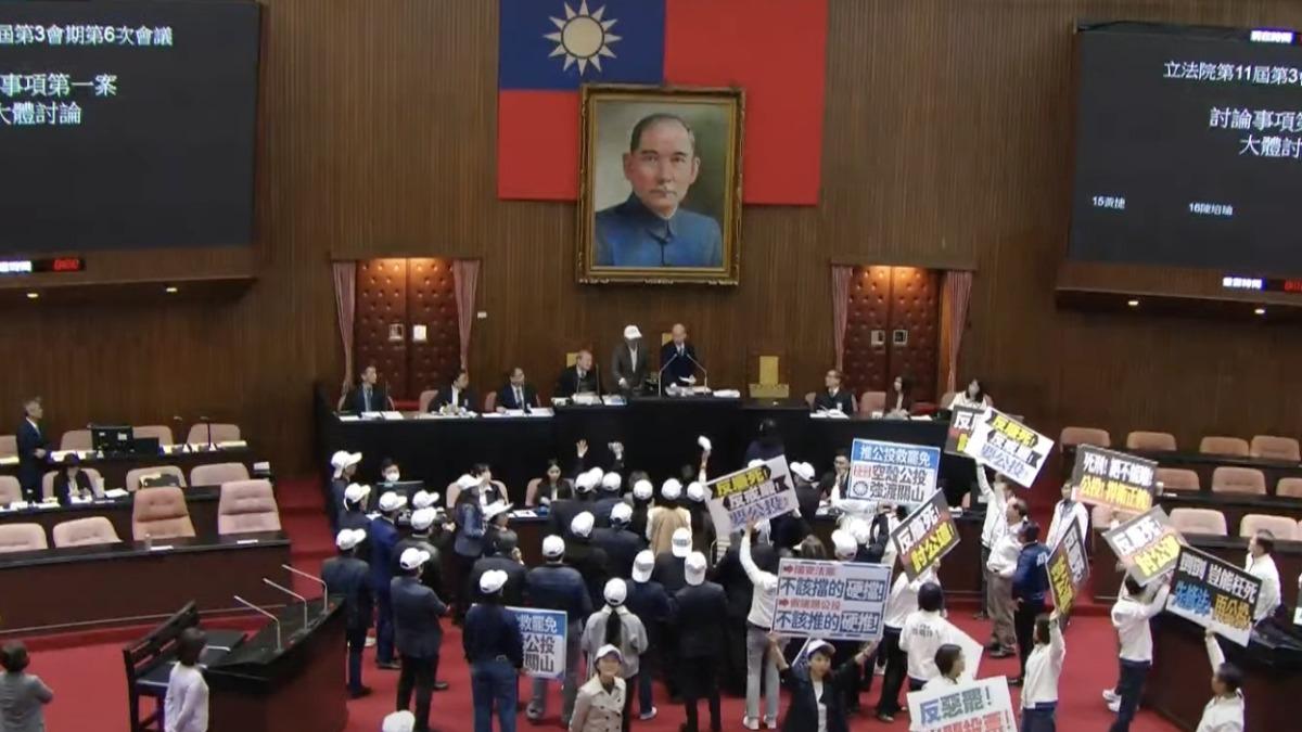不滿游智彬裝記者!柯建銘衝主席台還敲議事槌 韓國瑜:這裡是院會