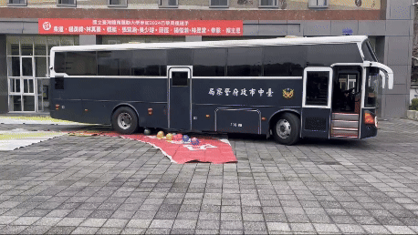 當車輛緩緩轉動到死角時,氣球瞬間被車輪壓爆。(圖/TVBS)