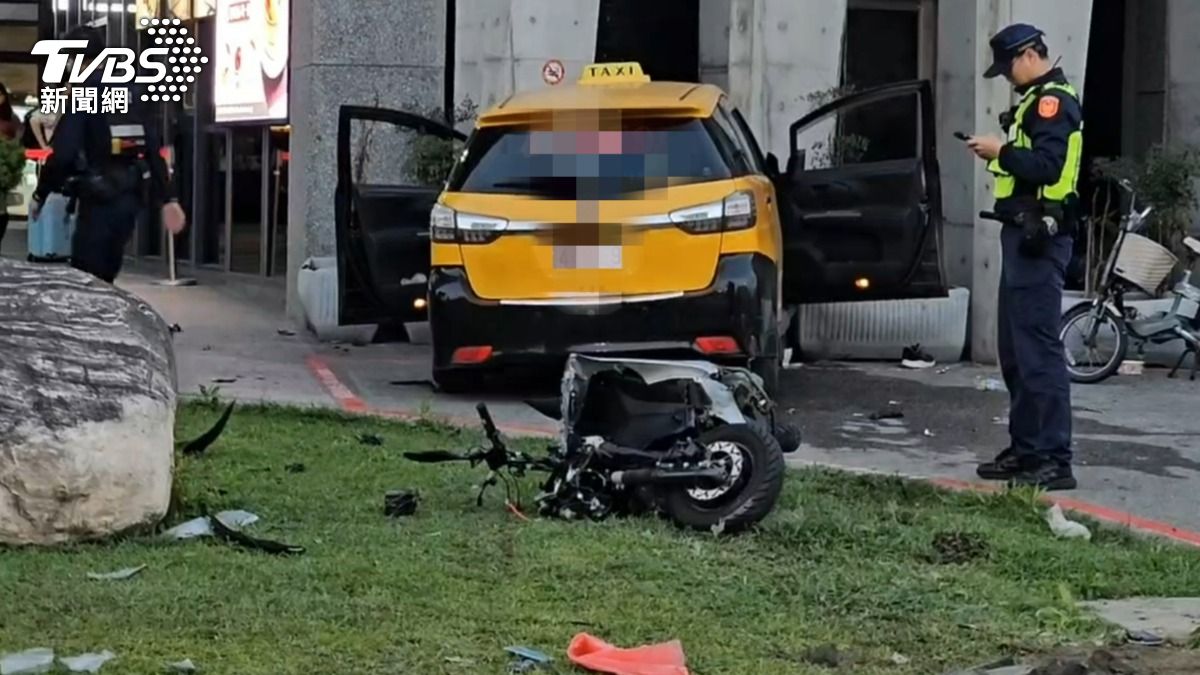 快訊／花蓮火車站前計程車猛撞2機車！3人送醫　現場慘況曝