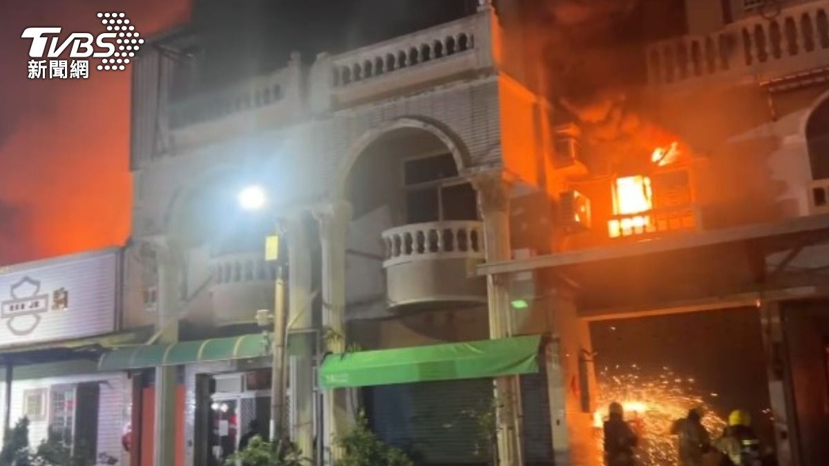 台南永康亞太工業區某工廠大火，造成鄰近13建築陷入火海、1人身亡。（圖／TVBS）