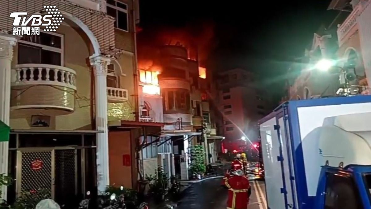 消防局共派出34車115人到場灌救，並在花費3小時後撲滅火勢。（圖／TVBS）