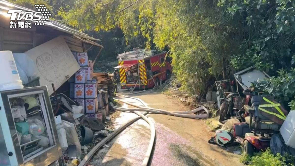 現場道路狹窄,消防車難以進入。(圖/TVBS)
