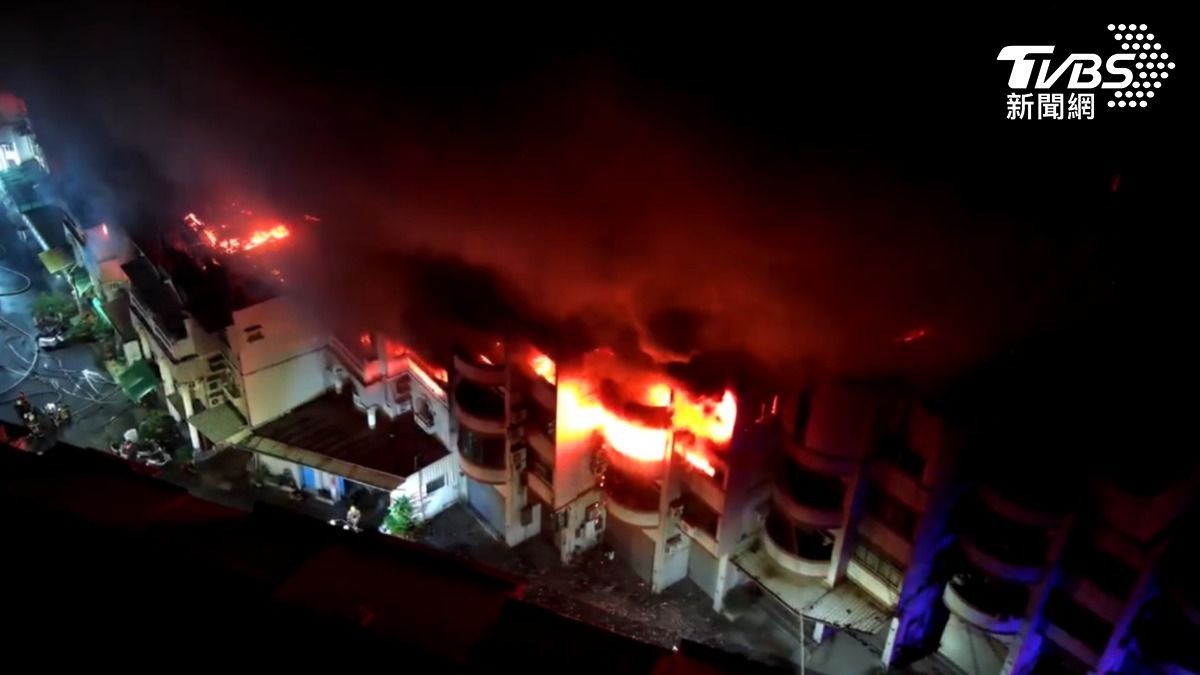 台南亞太工業區「13建築燒成火城」空拍畫面曝 7旬婦成焦屍