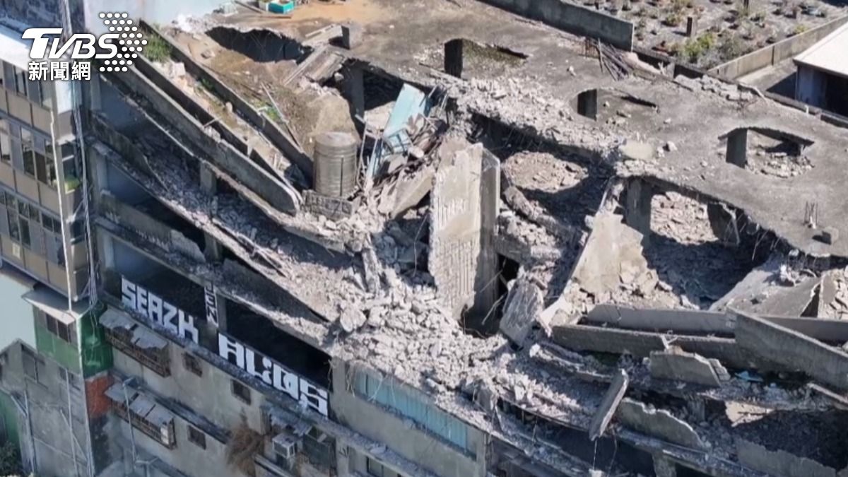 空拍畫面曝光!台中清水大樓深夜塌陷 屋頂「全是破洞」