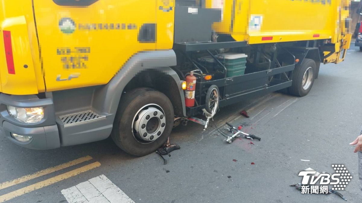 詹婦連車帶人被捲入車輪下，右腿粉碎性骨折。（圖／TVBS）