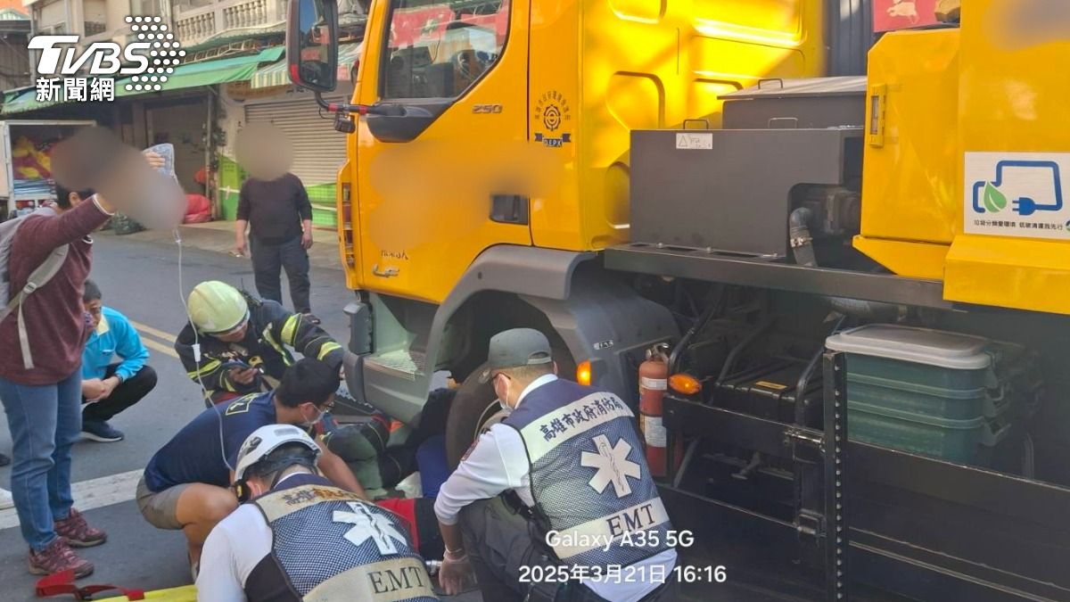 警消獲報前往趕緊將受困詹婦救出。(圖/TVBS)