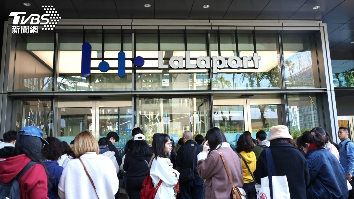 南港LaLaport開幕首日吸引超過3萬人朝聖。（圖／潘建樺攝）