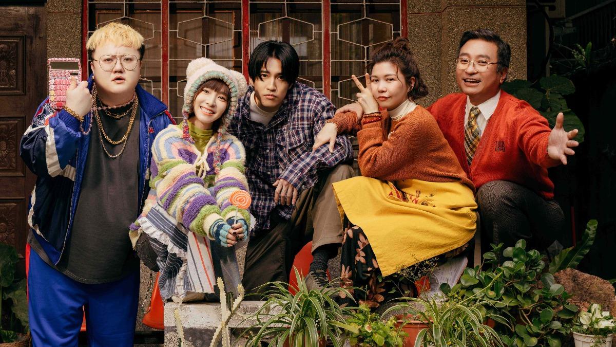 魁剛（左起）、溫妮、婁峻碩、于子育以及王中平攜手演出金狼獎形象短劇。（圖／金狼獎執行委員會提供）
