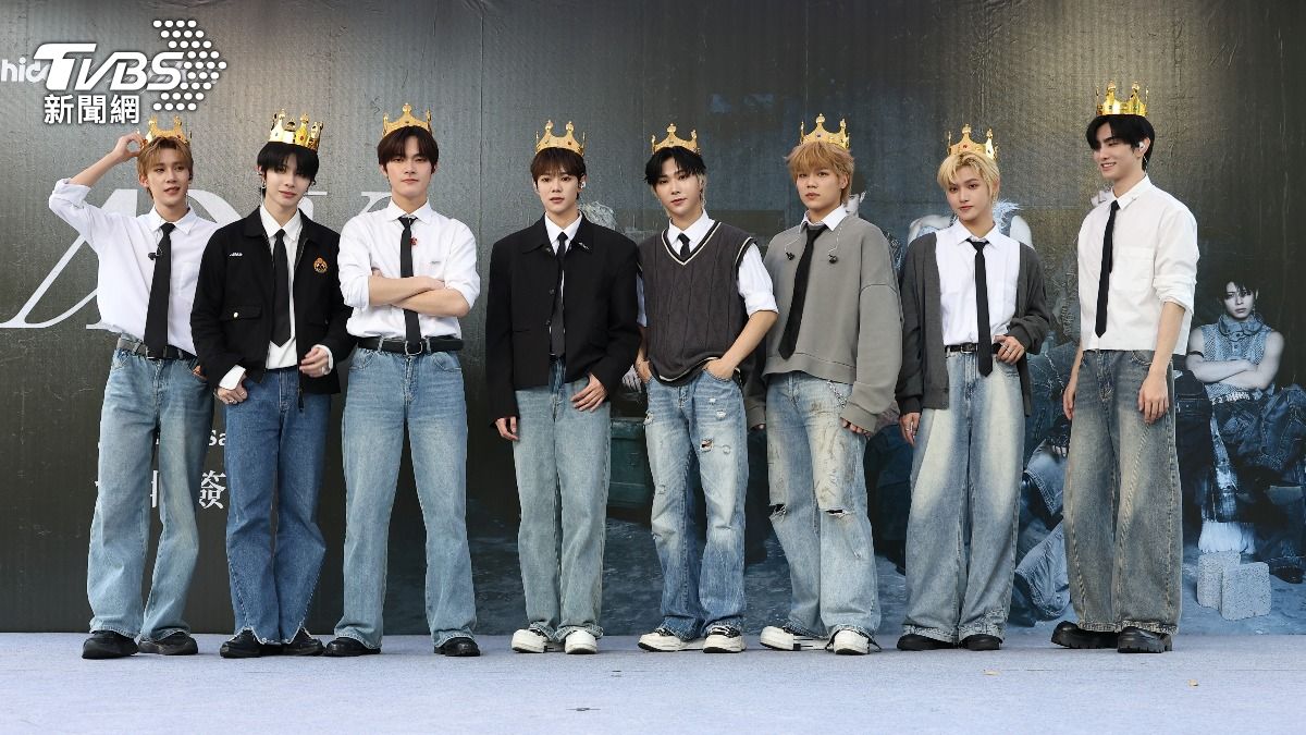 Vin(左起)、李東翰、鄭彫秦、Alex、黃崇峻、伍承慶、李定以及禾雁凱放送粉絲福利。(圖/張哲鳴攝)