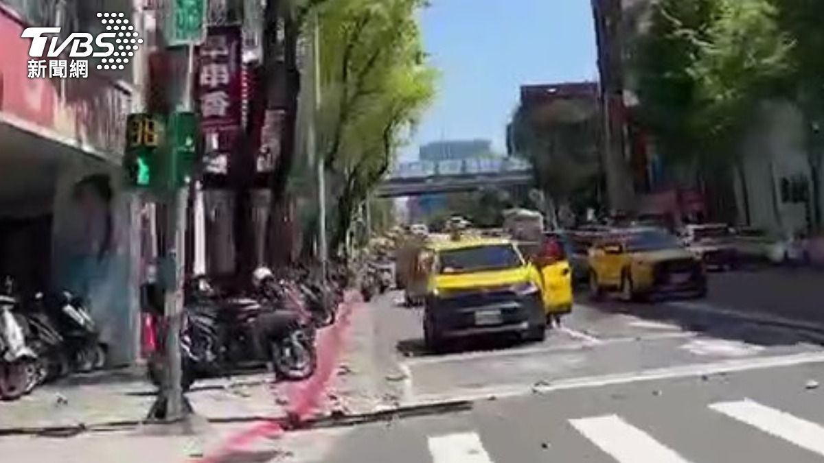 現場地上滿是落石。(圖/TVBS)