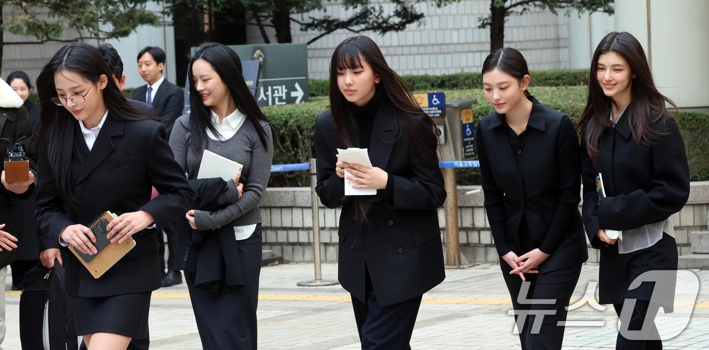 NewJeans才在3月初全體一起現身首爾中央地方法院。(圖/news1提供)