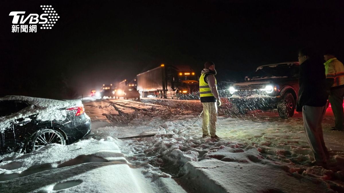 亞利桑那州40號州際公路上週發生暴風雪導致多起連環車禍。（圖／達志影像美聯社）