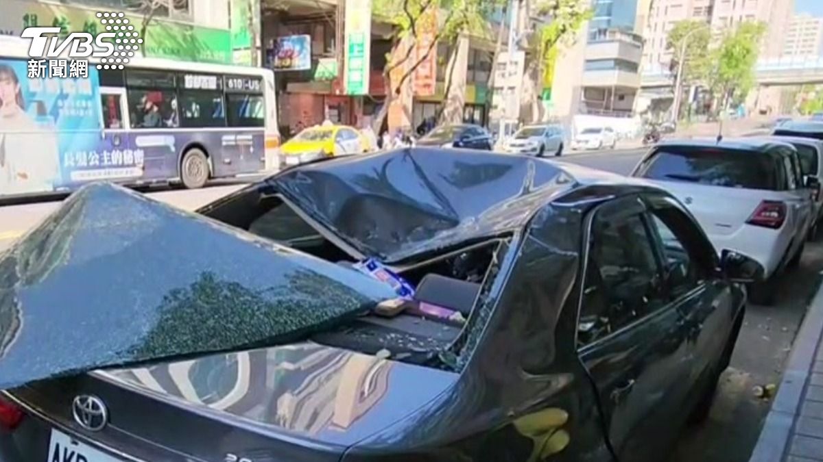 遭波及轎車車頂嚴重毀損,造成坐在後座的母子受傷。(圖/TVBS)