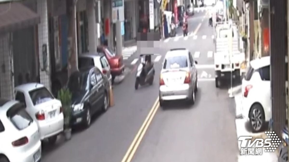 奇葩逼車法!高雄騎士狂繞賓士車轉圈 挨罰2.8萬元