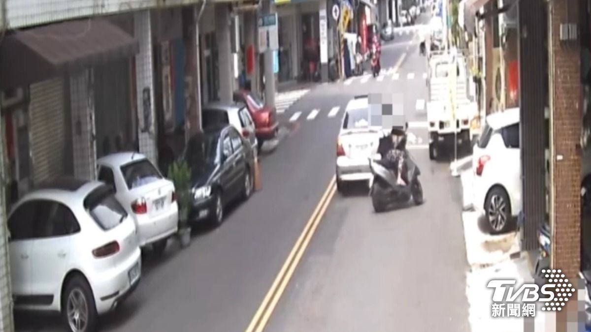 陳男不段沿著轎車繞行惡意逼車。(圖/TVBS)