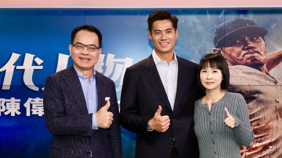 陳偉殷(中)和太太一起接受鄭弘儀專訪。(圖/三立提供)