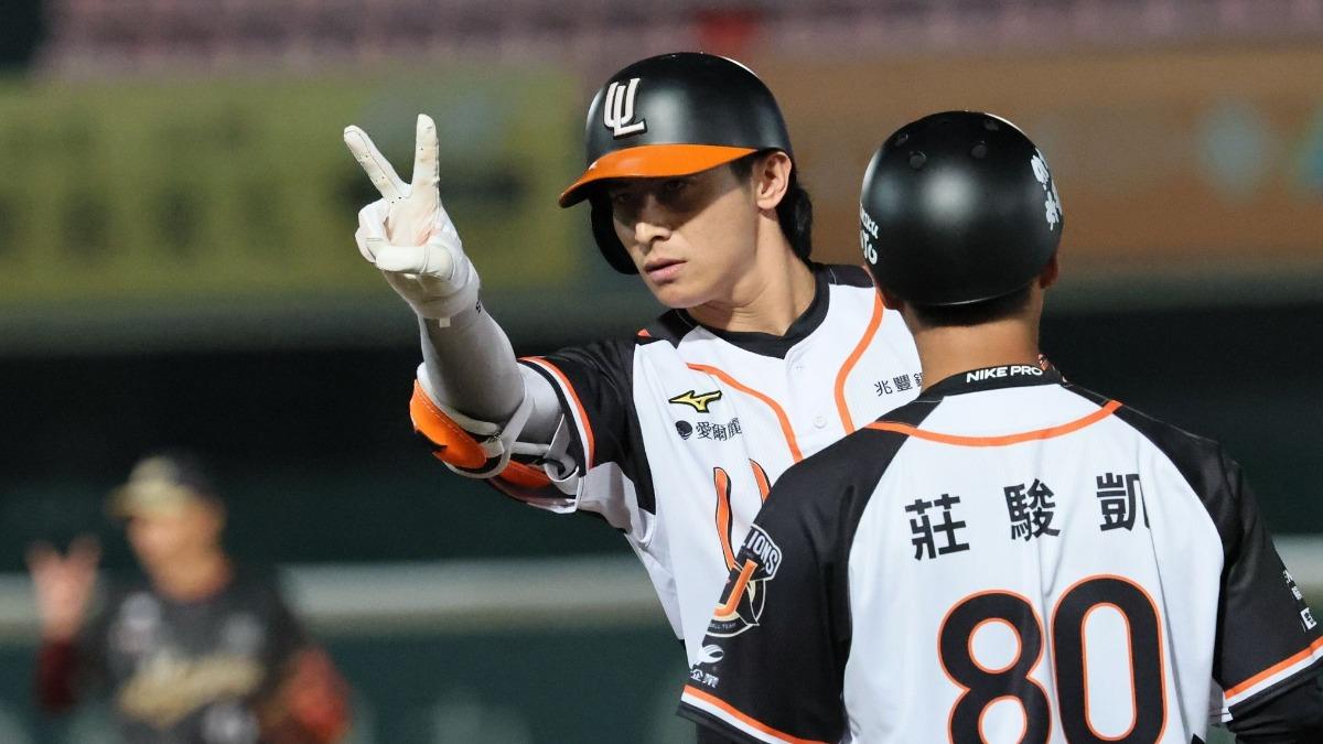 中職/2億男的首打席!陳傑憲「罕見play」出局 自己都笑了