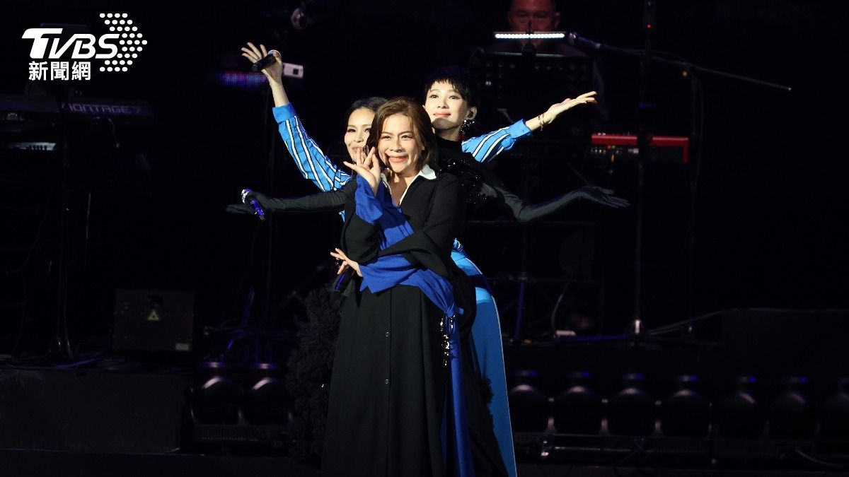 江美琪、周蕙和戴佩妮唱完〈辛德瑞拉〉後，更俏皮比起千手觀音的姿勢。（圖／張哲鳴攝）