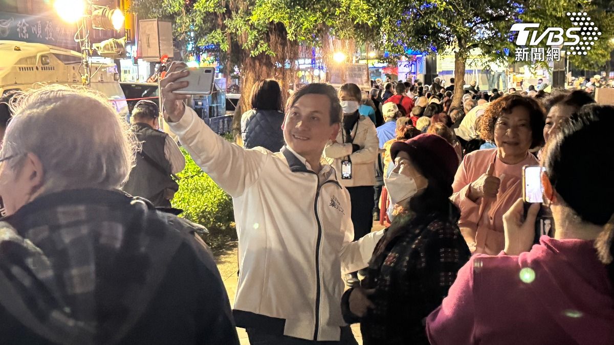 葉元之特別提早到場,逐一和現場民眾握手寒暄。(圖/林恩如攝)
