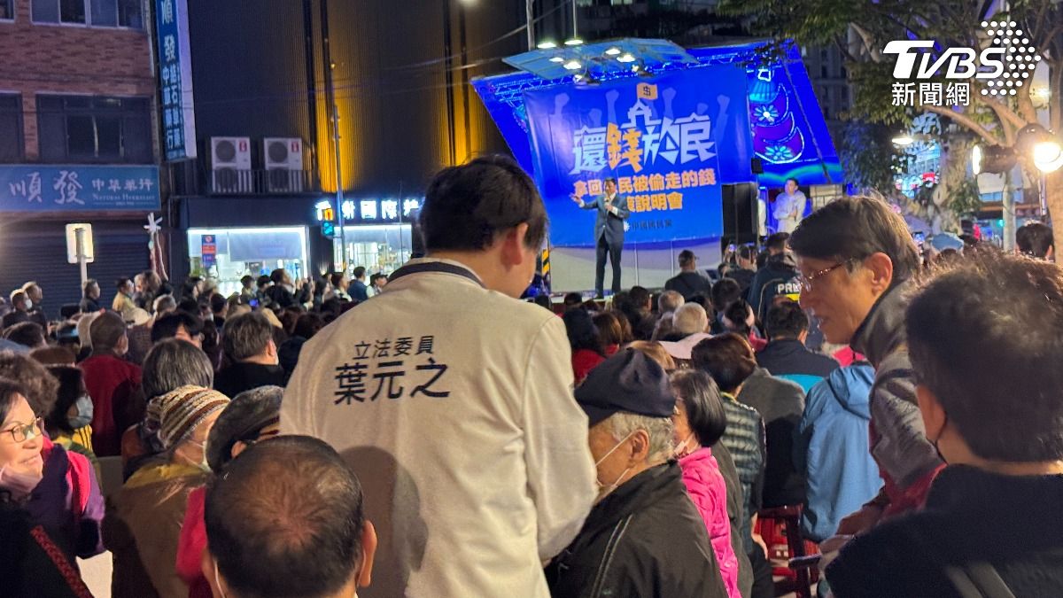 葉元之特別提早到場,逐一和現場民眾握手寒暄。(圖/林恩如攝)