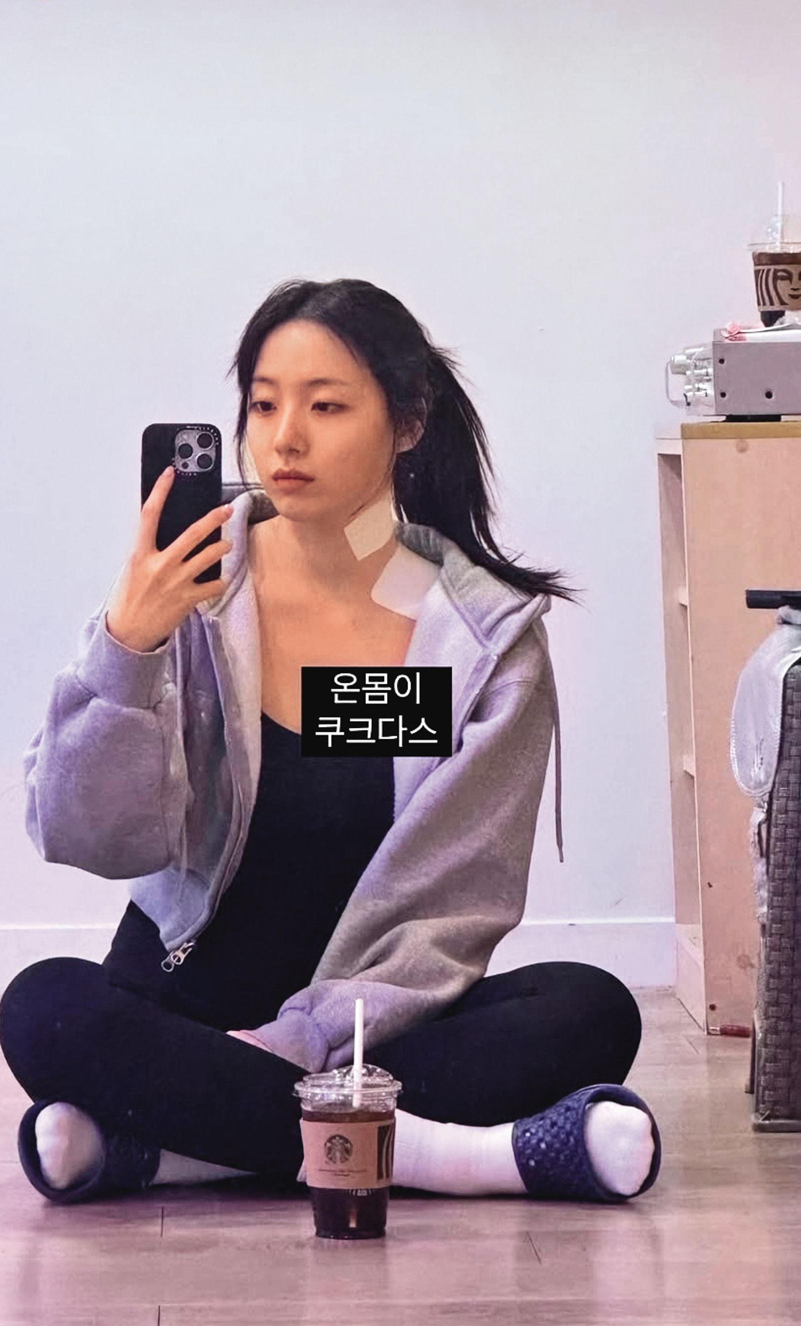 河智媛渾身貼滿痠痛貼布,讓人心疼,看樣子皮肉錢不好賺啊。(翻攝自河智媛IG)