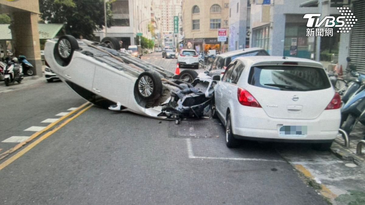 快訊/酒駕大爆衝!高雄男撞2車後烏龜翻 手腳並用慘爬出