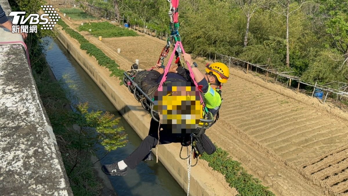 新竹男自撞橋墩「從3層樓高墜落」　消防繩索救援急送醫