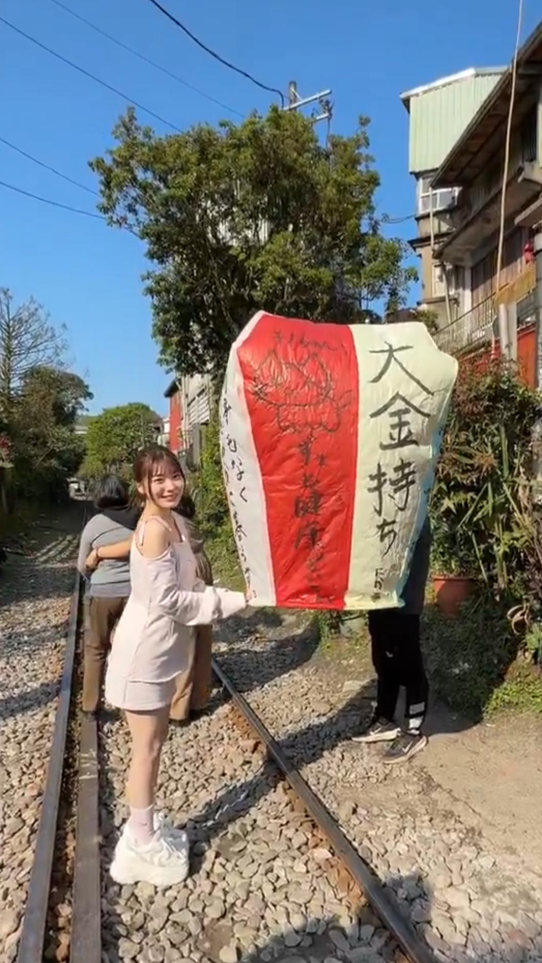 石川澪來台體驗放天燈。(圖/取自X)
