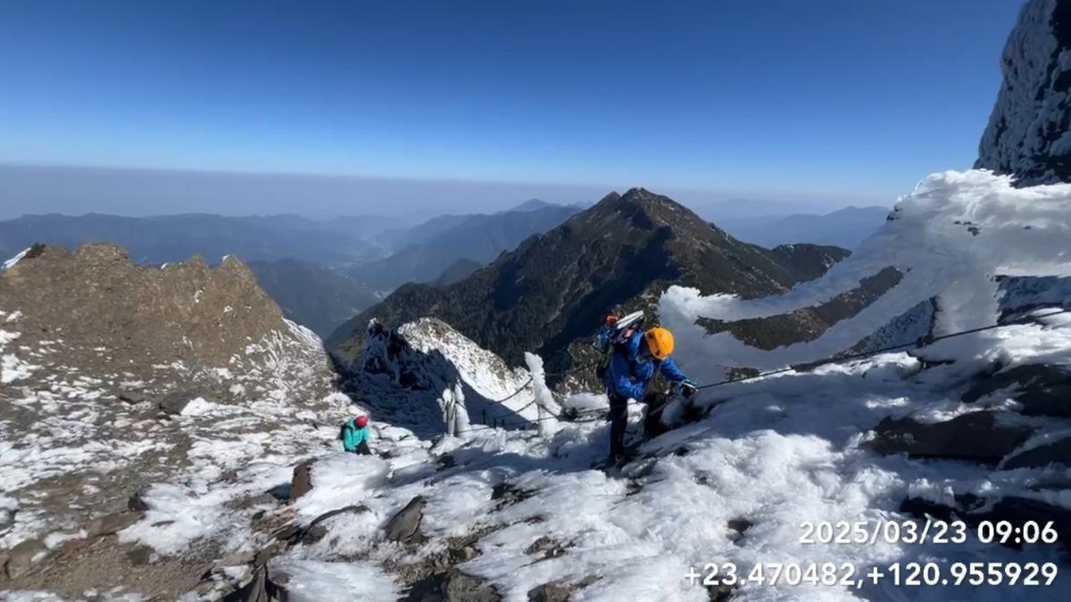眾人一早8時出動救援，11時接觸到2名山友，但雙雙無生命跡象。（圖／玉山國家公園管理處提供）