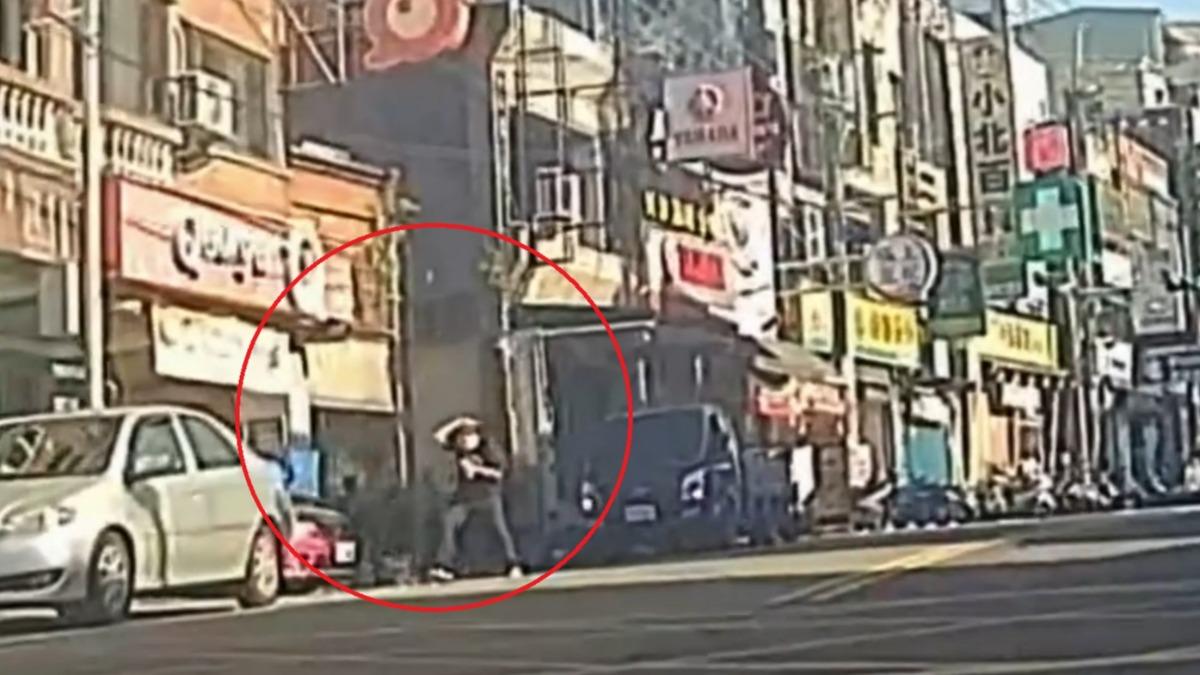 又有建築磁磚墜落！中壢區行人路過遭砸　手護頭逃跑驚險瞬間曝