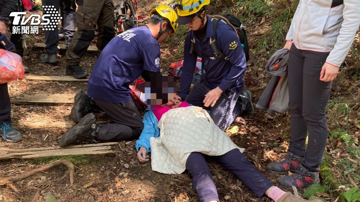 警消搶救後仍救不回女子。(圖/TVBS)