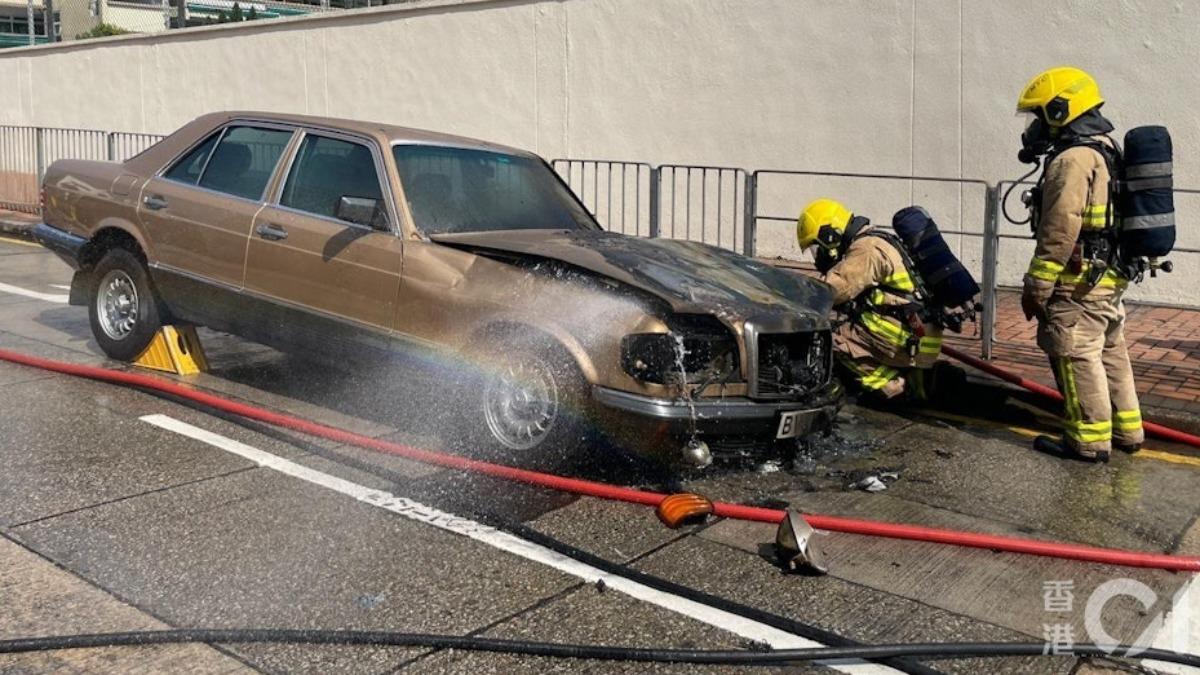 九龍城Benz老爺車冒煙起火 車主及時逃生