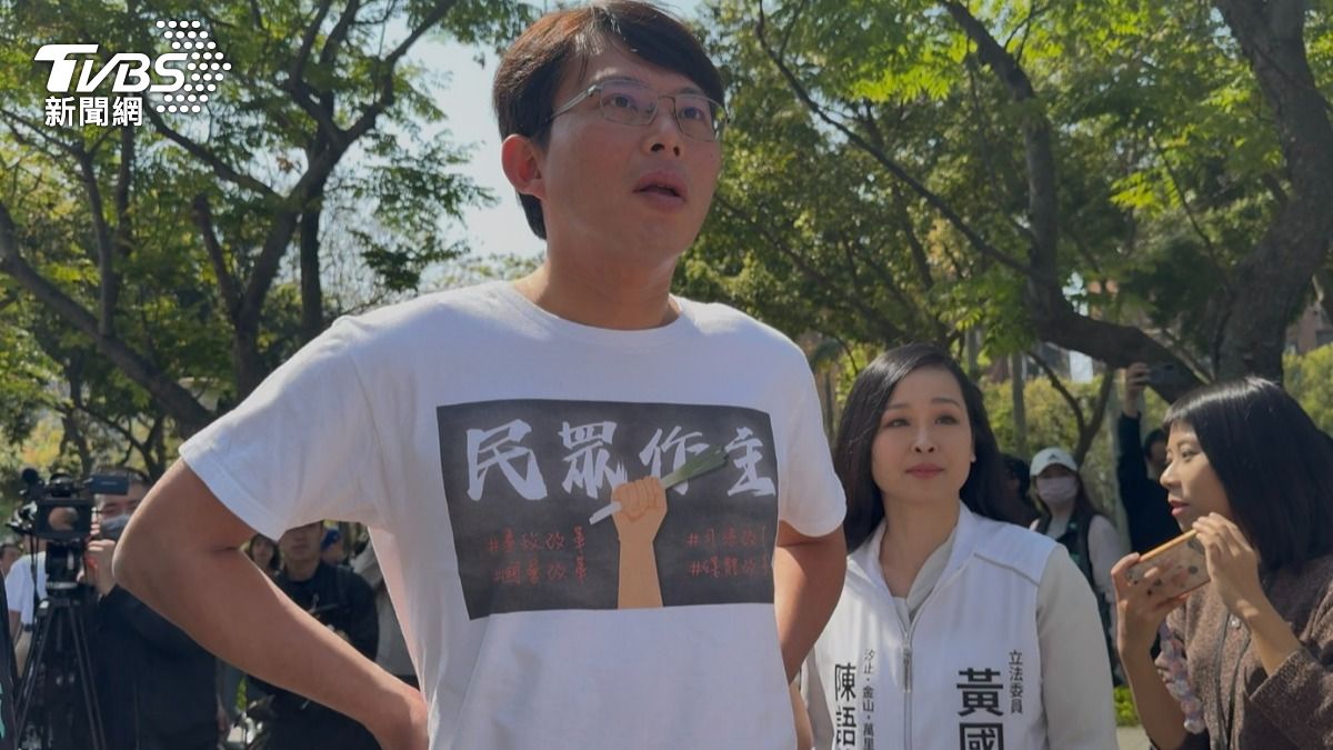 眼見史書華到場,黃國昌不滿表示「民進黨側翼素質真的低落到一個讓人非常遺憾的狀態」。(圖/劉庭宇攝)