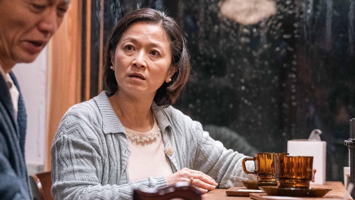 《歡迎光臨 二代咖啡》謝瓊煖特別「扮老」演出獨力照顧失智者的老奶奶。(圖/甲普國際媒體提供)