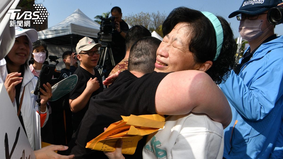 民眾黨首場宣講!黃國昌「宣戰貪腐民進黨」 陳佩琪落淚相擁小草