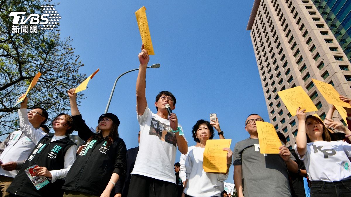 民眾黨在板橋車站前舉行「人民要當家」問政宣講活動。(圖/胡瑞麒攝)
