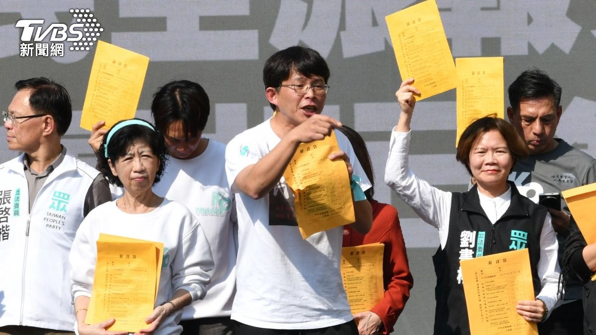 民眾黨在板橋車站前舉行「人民要當家」問政宣講活動。(圖/胡瑞麒攝)