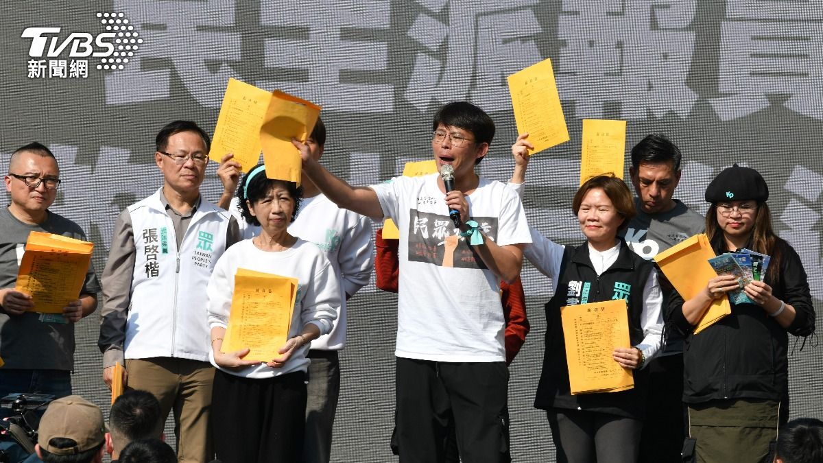 白營宣講發「血汗薪資袋」列綠營浪費清單 黃國昌怒吼:民進黨還錢!