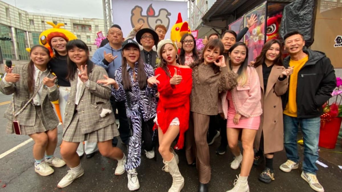 妞妞(左3)、方順吉(右1)為朋友的雞鴨店站台。(圖/酷思玩創意提供)