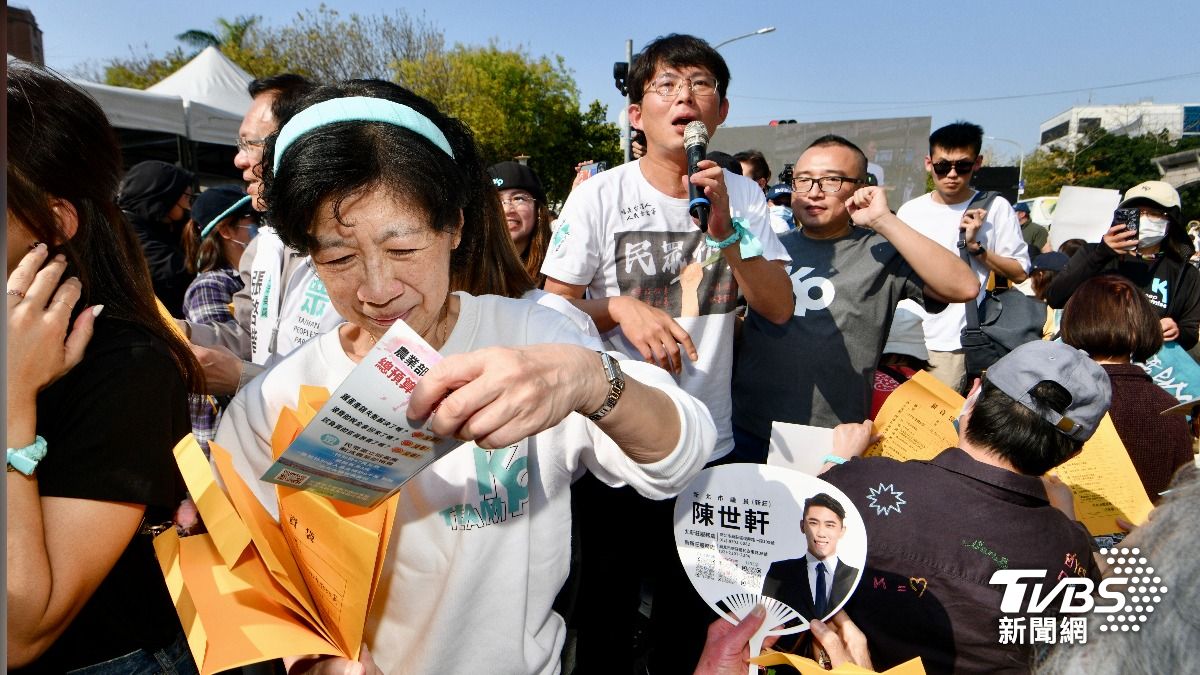 黃國昌與陳佩琪一起走下台,發送放有「真相DM」的薪資袋給支持者。(圖/胡瑞麒攝)