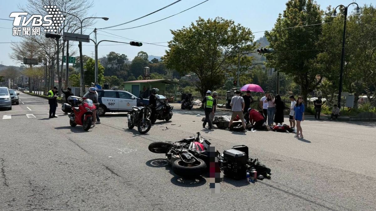 謝翁連人帶車倒地不起,當場失去生命跡象。(圖/TVBS)