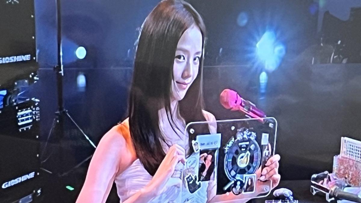 JISOO貼出自製的CD畫板要送給幸運粉絲。(圖/讀者提供)