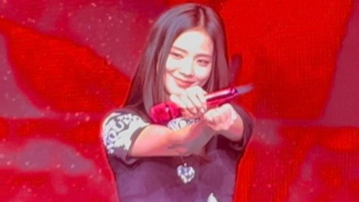 JISOO跳起〈FLOWER〉開花舞。(圖/讀者提供)