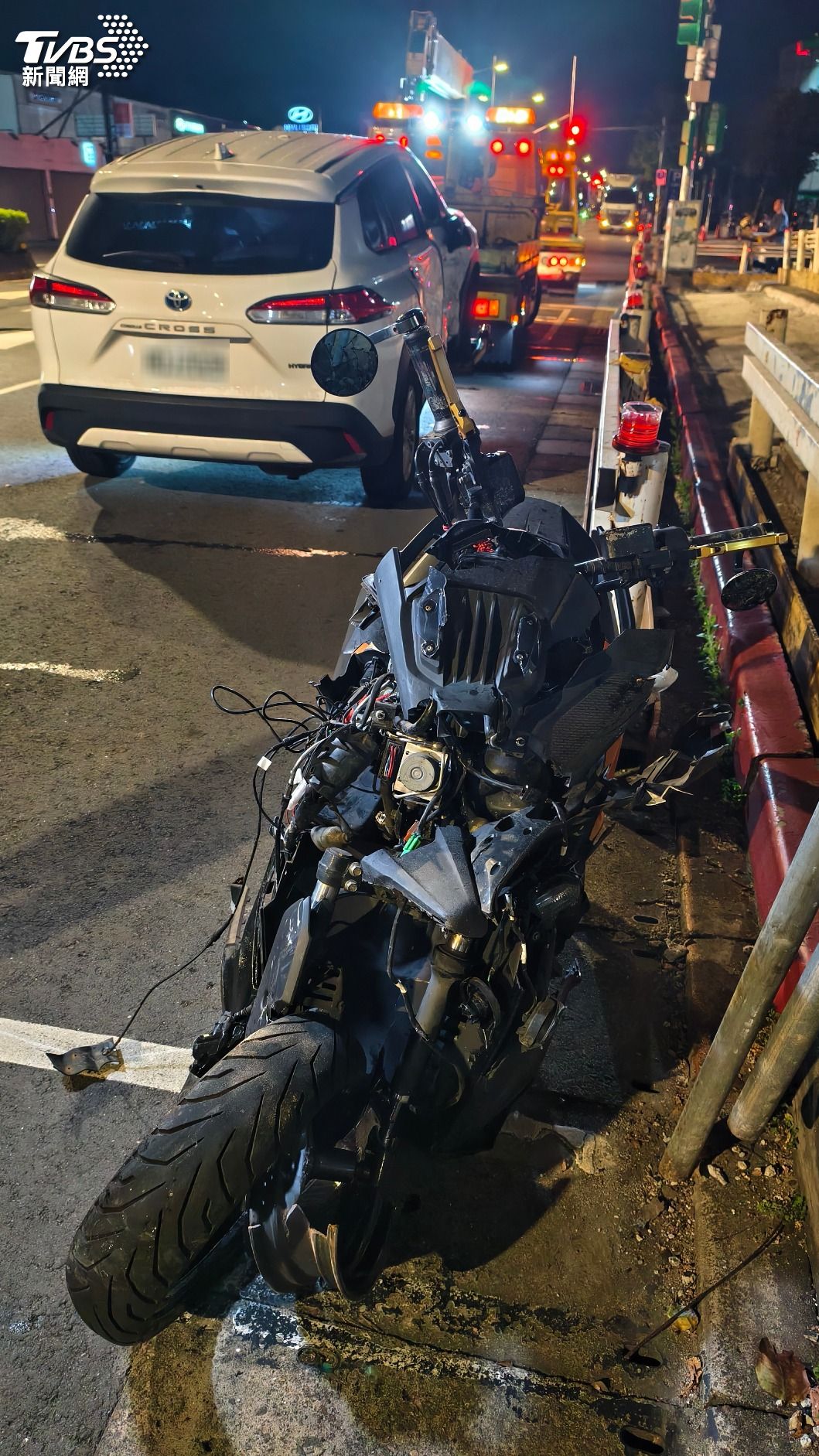 直行機車騎士陳男煞車不及撞上迴轉的租賃休旅車,車損嚴重,陳男經搶救仍回天乏術。(圖/陳冠宇攝)