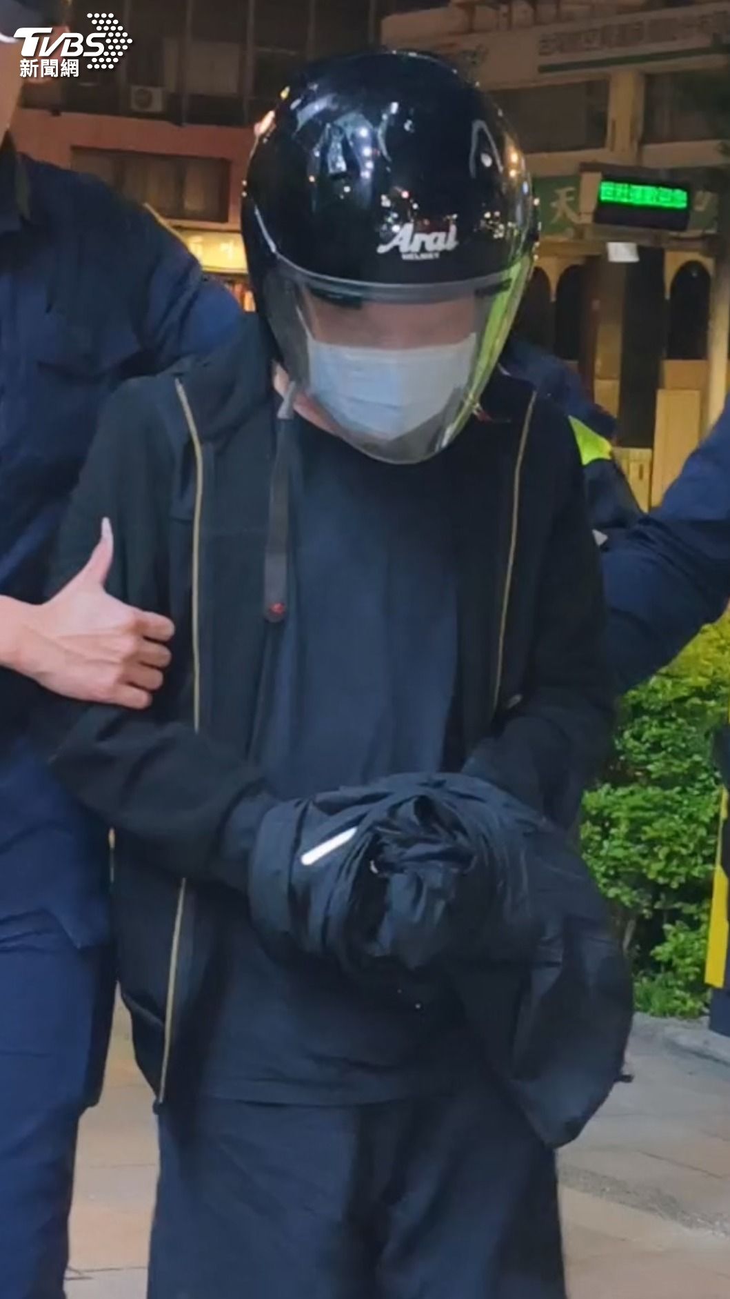 肇事駕駛黃男經派出所警員移送中山分局偵查隊,面對記者提問不發一語。(圖/陳冠宇攝)