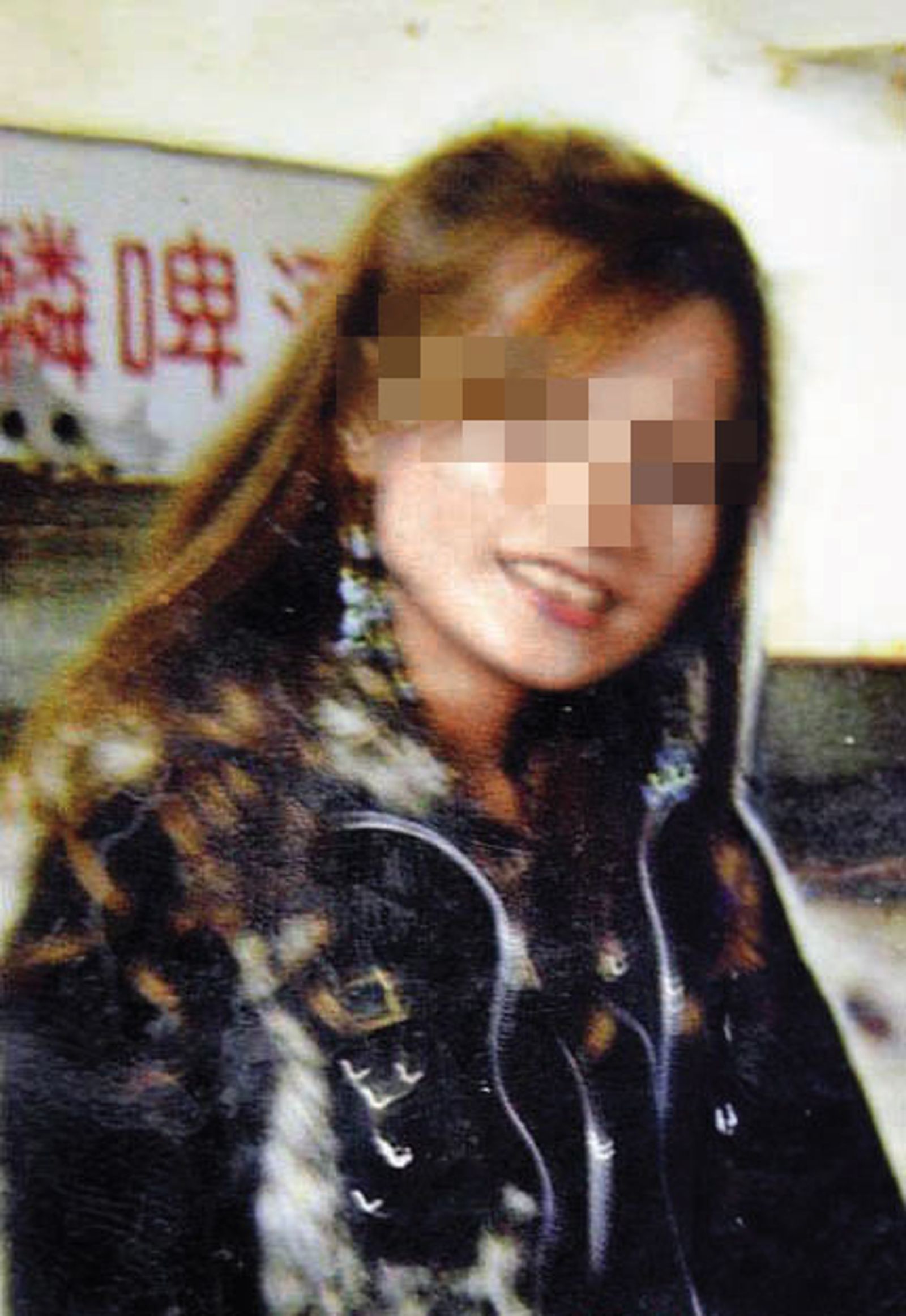 阮女離婚後到卡拉OK店上班,手腕高超,曾有7名恩客一同為她慶生。(圖/翻攝畫面)