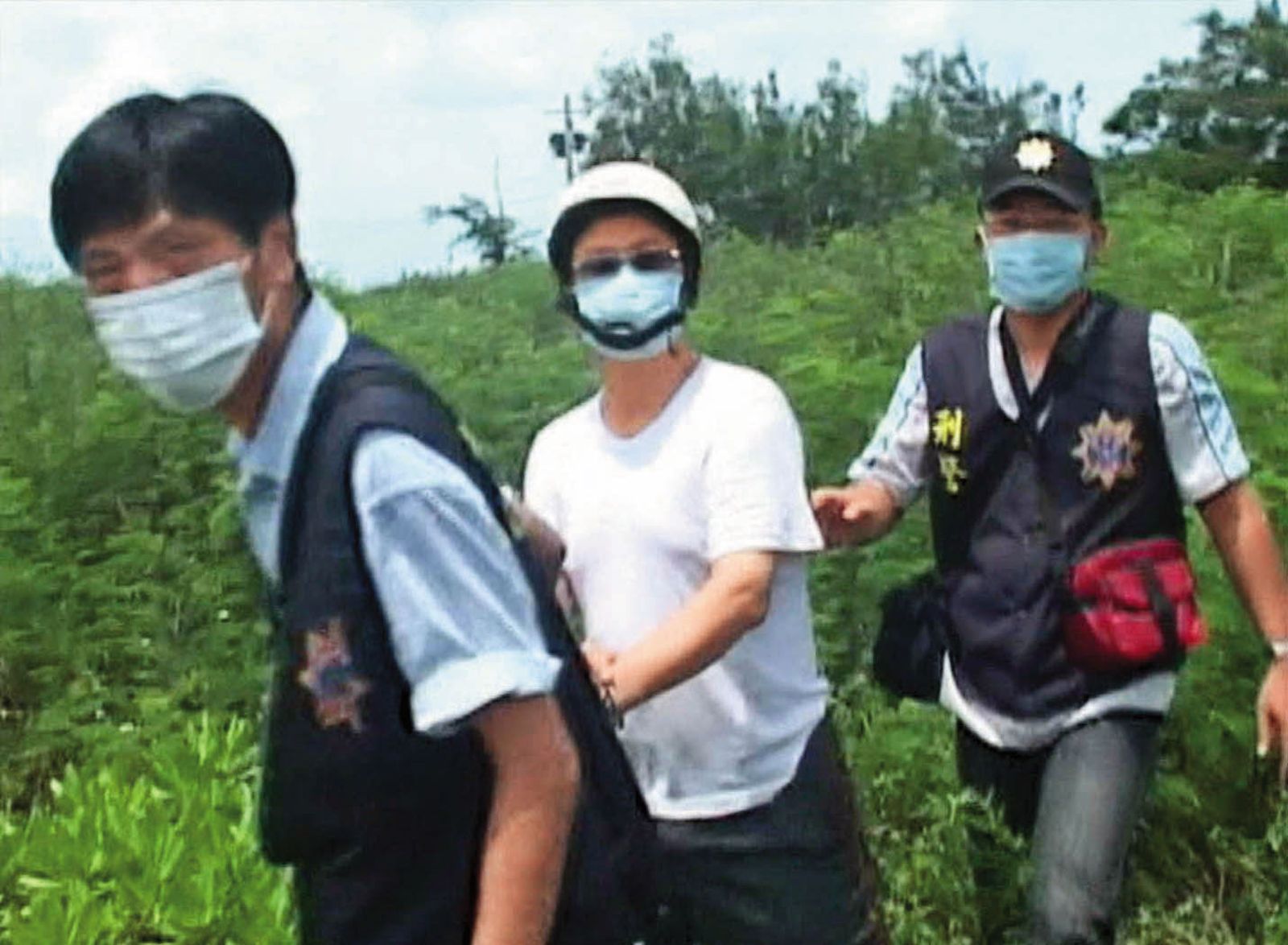 高姓工程師(中)一看到警方上門,就坦承殺害阮女,還說終於得到解脫。(圖/東森新聞提供)