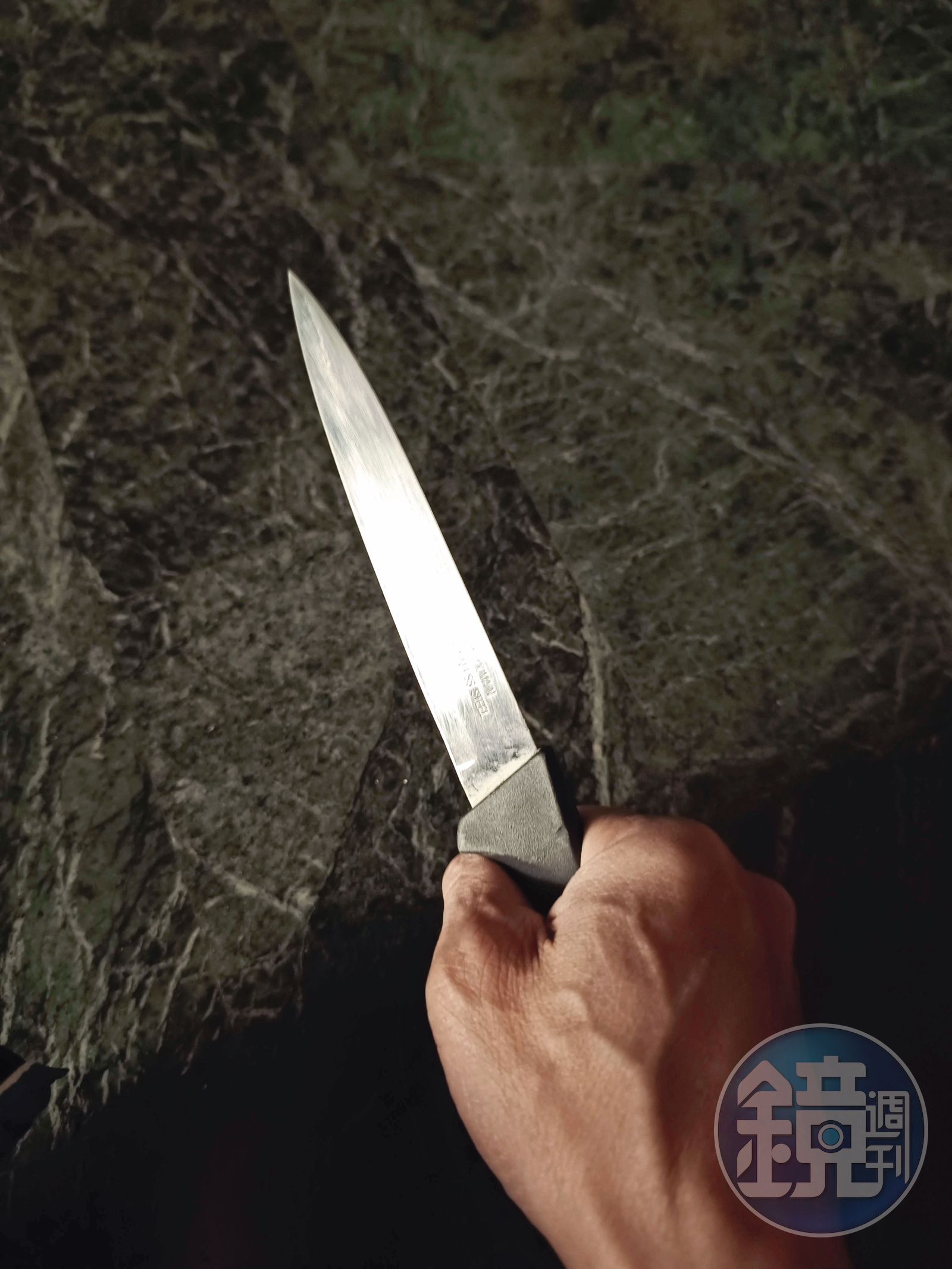 高男殺害阮女的水果刀,被他從跨海大橋丟入海中。(示意圖/鏡週刊提供)