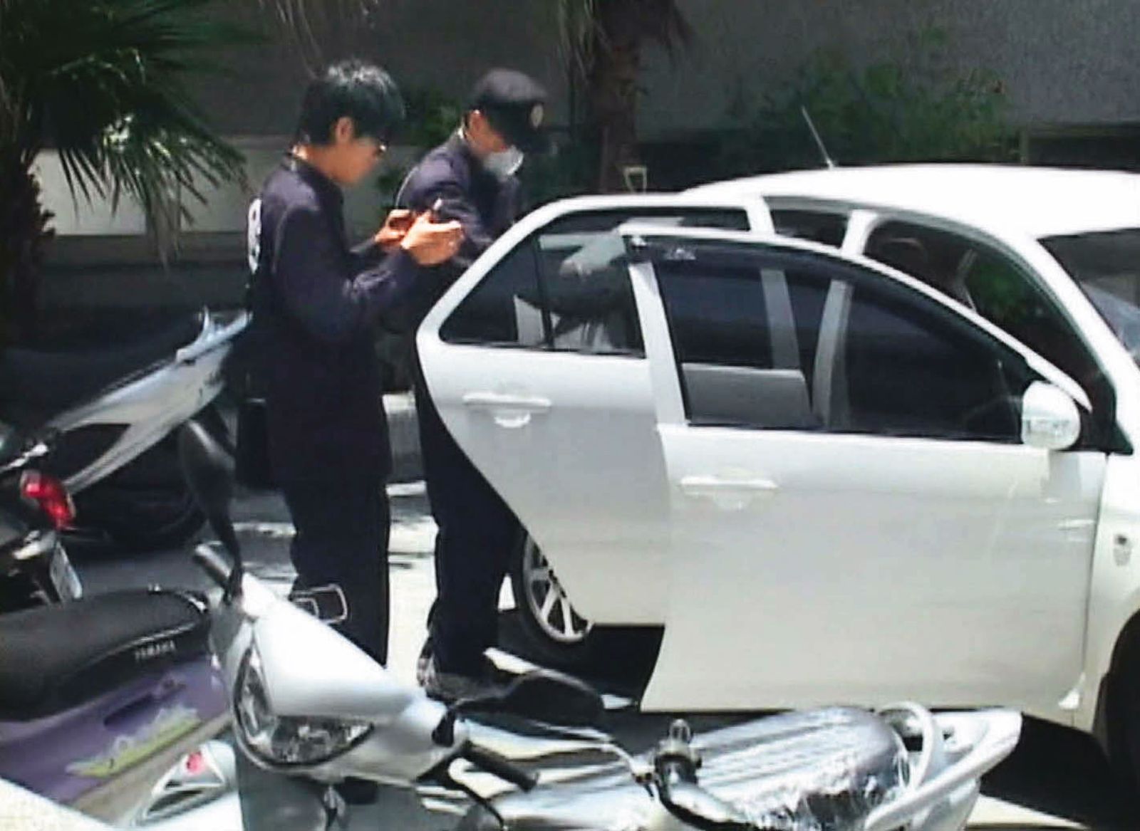 高男開著白色轎車(圖)接阮女下班,未料返家後2人爆發口角導致命案。(圖/東森新聞提供)
