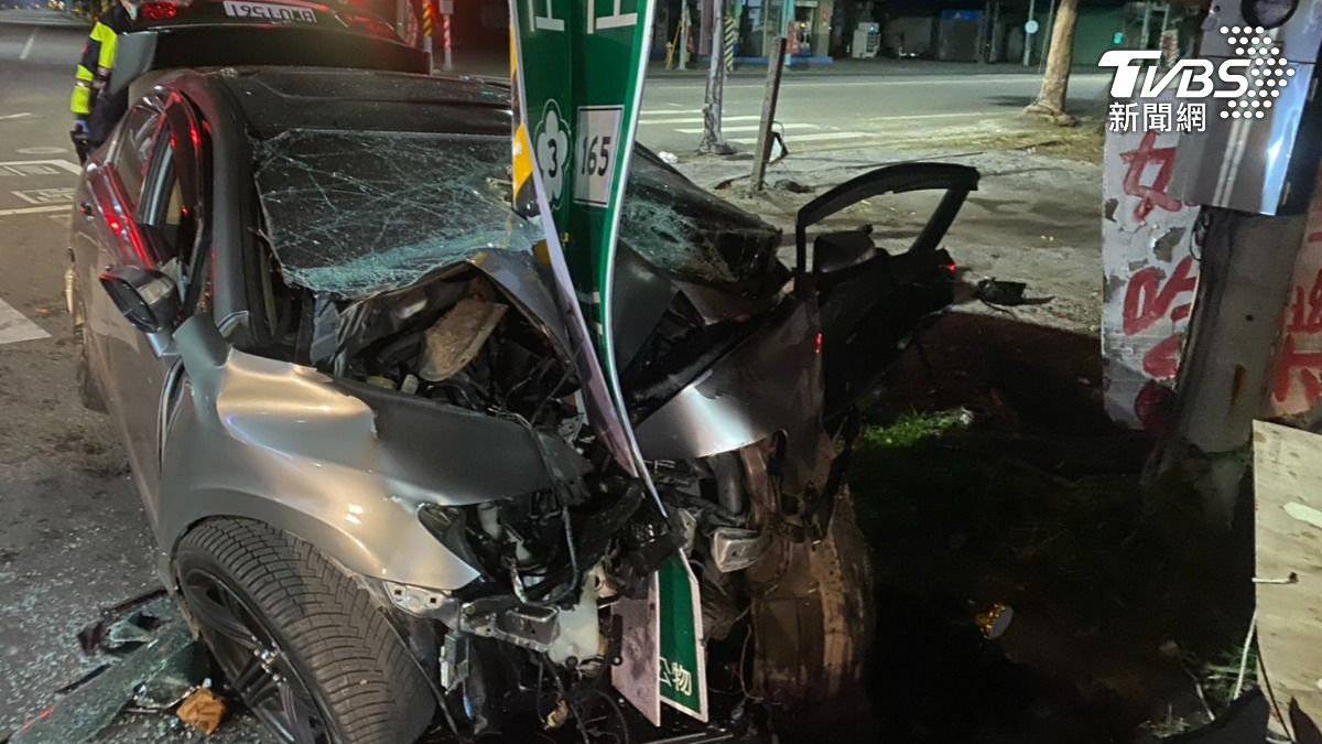 快訊/台南死亡自撞!車毀「夾爛路牌」冒白煙 男送醫不治